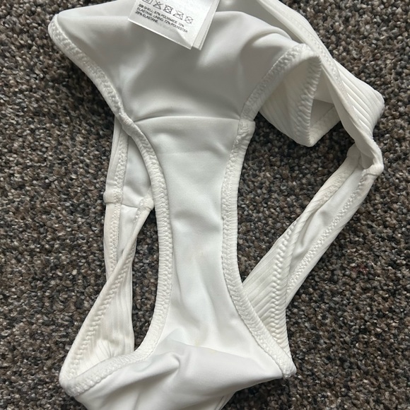 White bikini - Picture 4 of 5